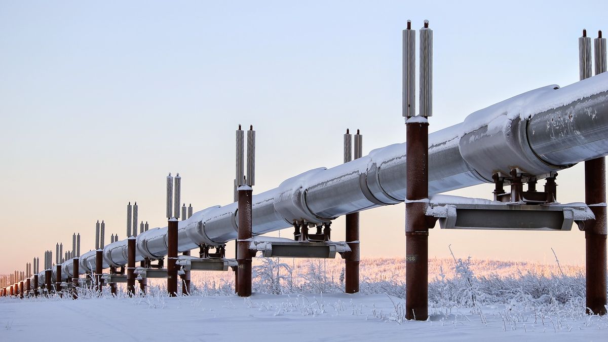 Ve hře je zákaz dovozu ruské ropy, cena šplhá k absolutnímu rekordu